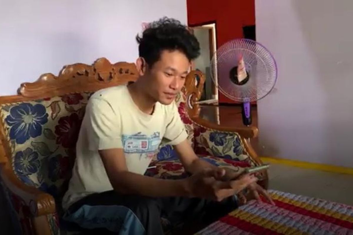 HP PENGGANTI-Inilah HP pemgganti yang diberikan polisi kepada Agung usao dipulangkan dari Mabes Polri