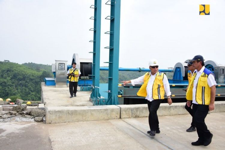 Menteri PUPR Basuki Hadimuljono saat meninjau pembangunan Bendungan Karian di Banten, pada Kamis (08/06/2023).