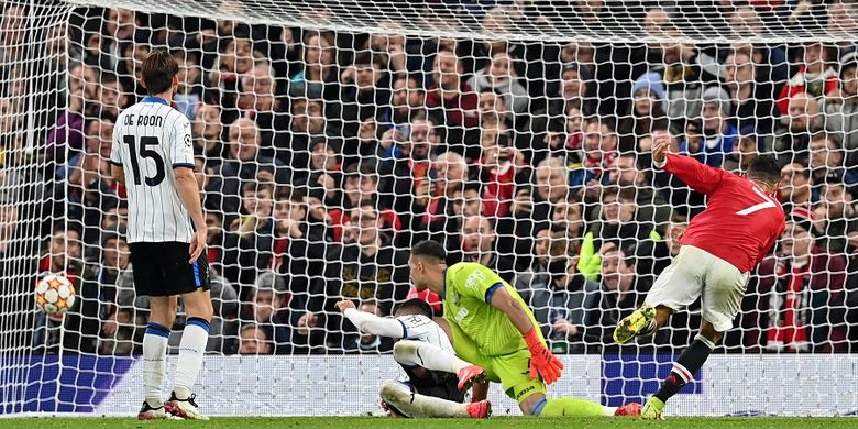 Penyerang Manchester United Cristiano Ronaldo (kanan) mencetak gol ketiga timnya pada laga Grup F Liga Champions antara Man United vs Atalanta di Stadion Old Trafford di Manchester pada 20 Oktober 2021.