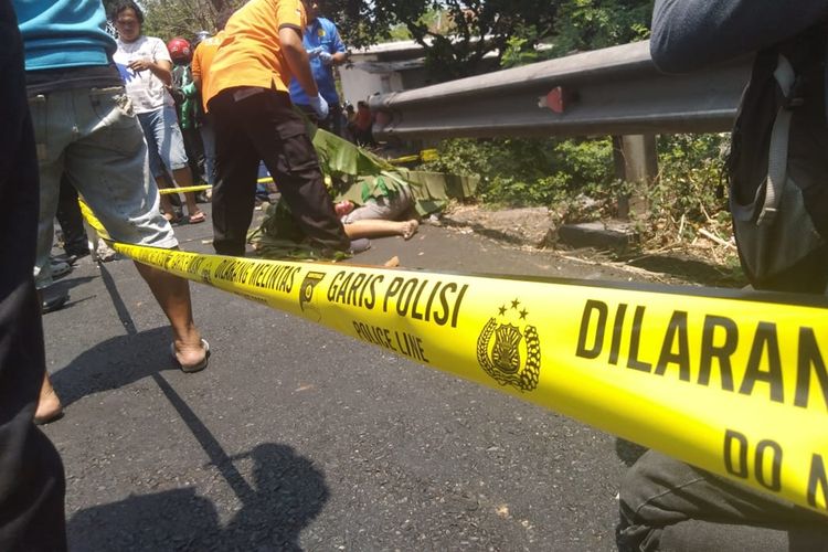 Sosok mayat berkaos hijau ditemukan warga dalam kondisi berlumuran darah di pinggir jalan arteri Surabaya - Madiun, tepatnya di Basuki Rahmad, Jombang, Jawa Timur, Rabu (2/10/2019) pagi.