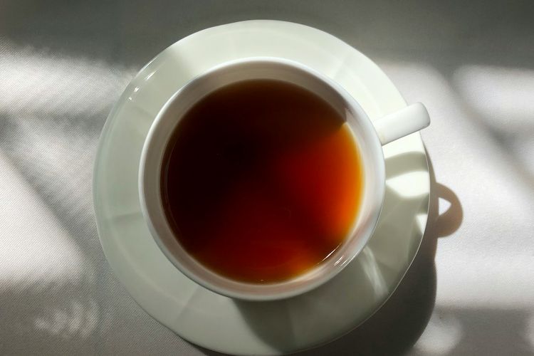 Ilustrasi teh di dalam cangkir atau mug. Noda teh juga dapat menempel pada cangkir dan porselen lainnya.