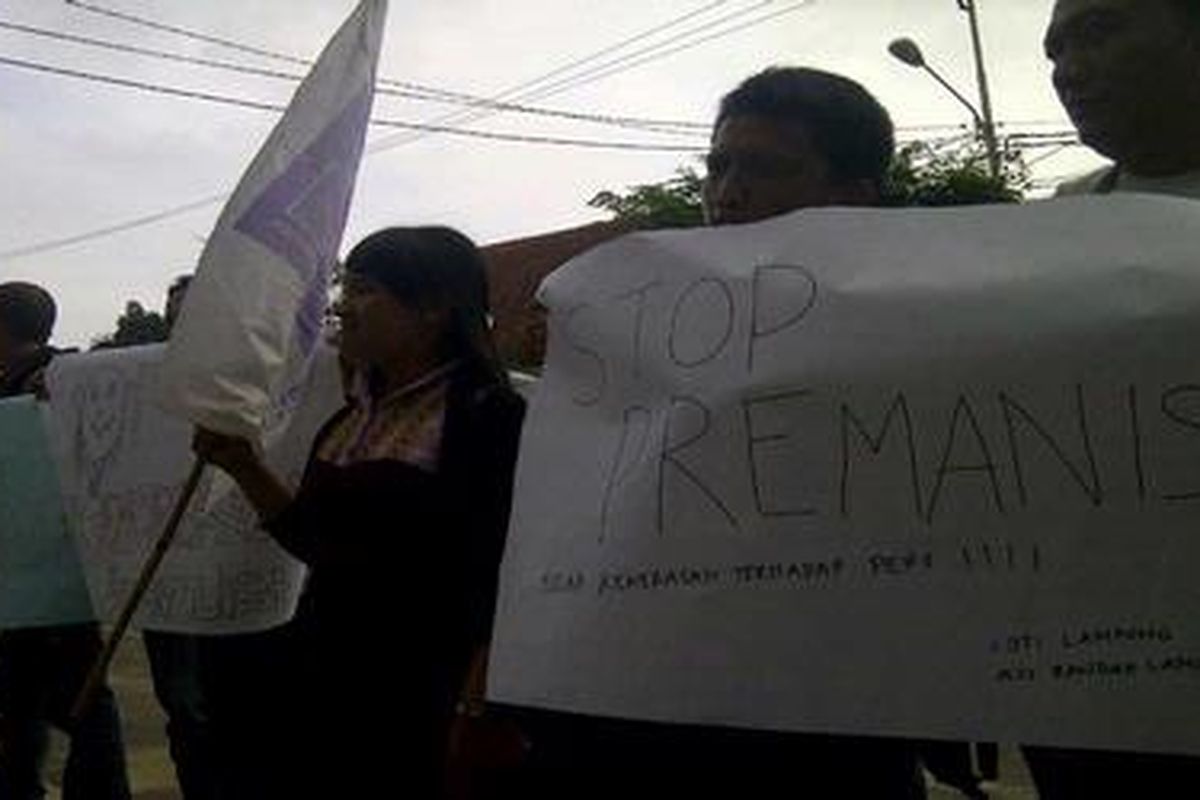 Sejumlah jurnalis di Bandar Lampung berunjuk rasa di depan Kantor DPW Partai Nasional Demokrat Lampung mengecam kekerasan terhadap jurnalis, Kamis (17/1/2013).