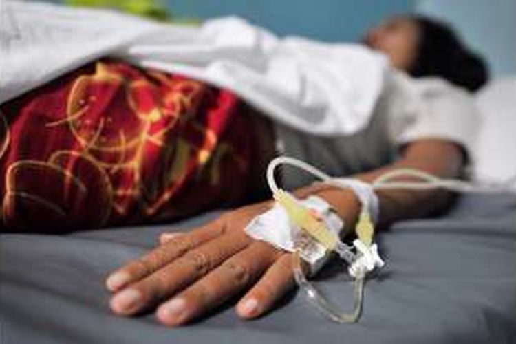 Salah seorang pasien demam berdarah menjalani perawatan di Rumah Sakit Umum Daerah (RSUD) Cengkareng, Jakarta Barat, Rabu (3/2/2016). Dalam sebulan terakhir RSUD Cengkareng menerima lonjakan pasien demam berdarah dari 18 orang pada bulan Desember 2015 menjadi 85 orang selama bulan Januari. Untuk seluruh wilayah DKI Jakarta jumlah pasien demam berdarah mencapai 611 orang.