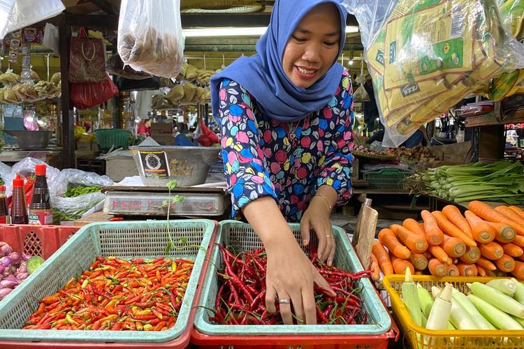 Pedagang Pasar Tomang Barat, Tanjung Duren, Jakarta Barat menyebut harga cabai naik sejak sepekan lalu. Foto didokumentasikan pada Kamis (19/10/2023). 