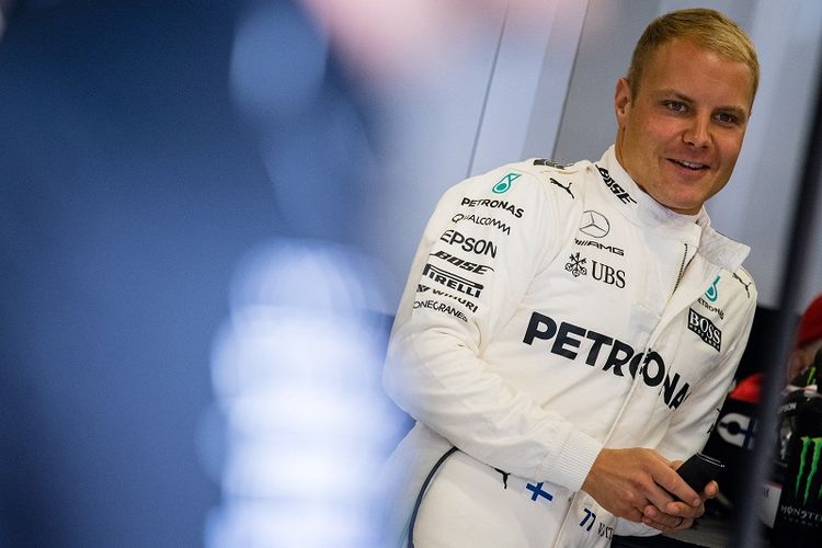 Pebalap Mercedes asal Finlandia, Valtteri Bottas, sedang bersiap-siap menjalani sesi latihan ketiga GP Austria di Red Bull Ring, Spielberg, Sabtu (8/7/2017).