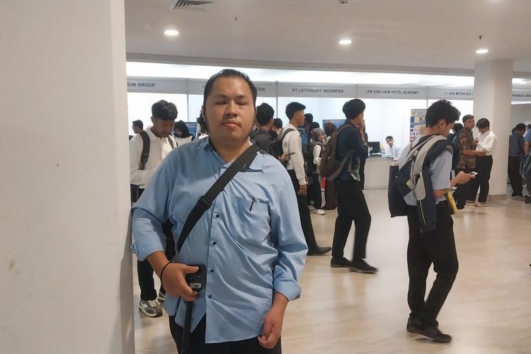 Gunakan Tongkat akibat Stroke, Alumnus IPB Ini Tetap Semangat Cari Kerja di Job Fair Bogor