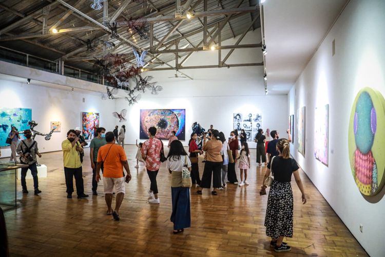 Pengunjung di acara Yogya Annual Art #7 yang diselenggarakan oleh Sangkring Art Space, di Yogyakarta.