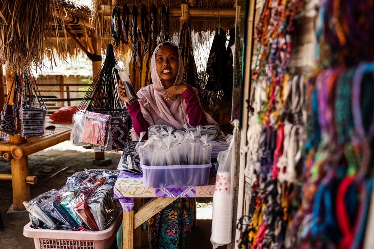 Seorang warga menjual pernak pernik di Desa Adat Sade di Rembitan, Pujut, Lombok Tengah, Nusa Tenggara Barat.  Ilustrasi tiket pesawat murah Jakarta-Lombok