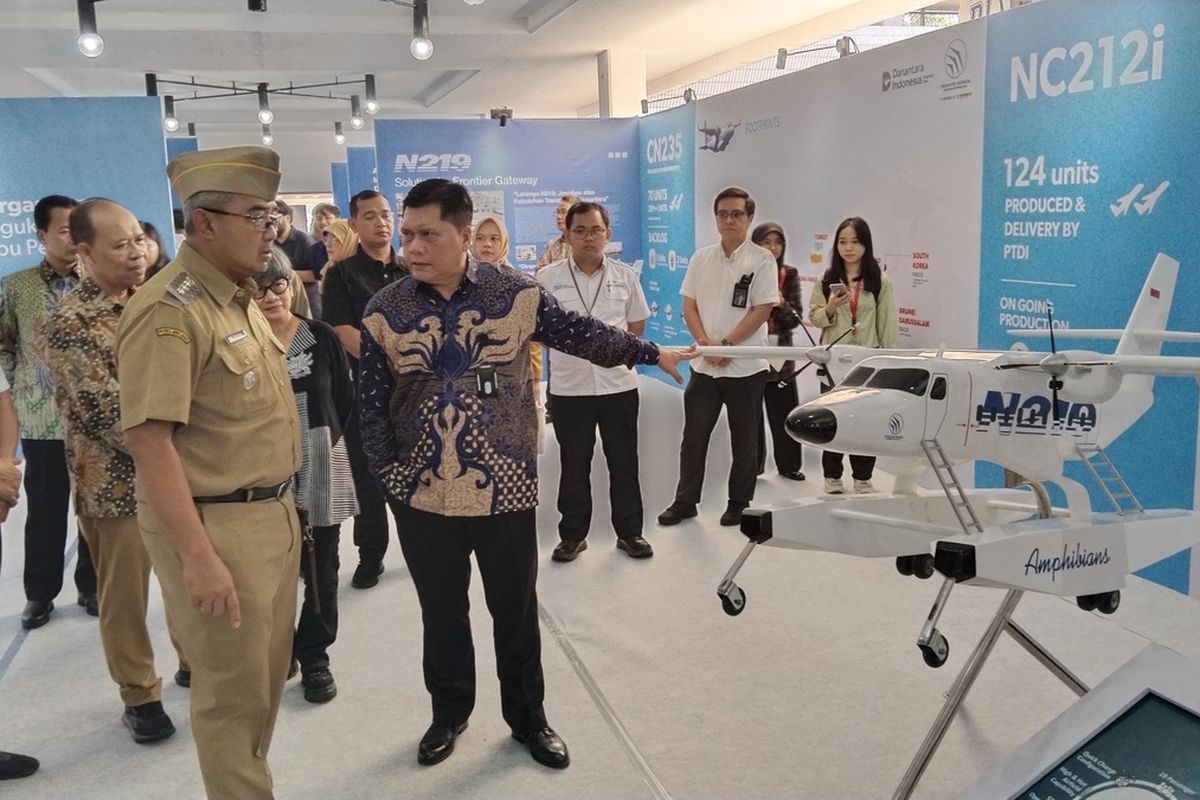 Wali Kota Bandung, Muhammad Farhan dan Direktur Utama PTDI, Gita Amperiawan melihat miniatur N219.