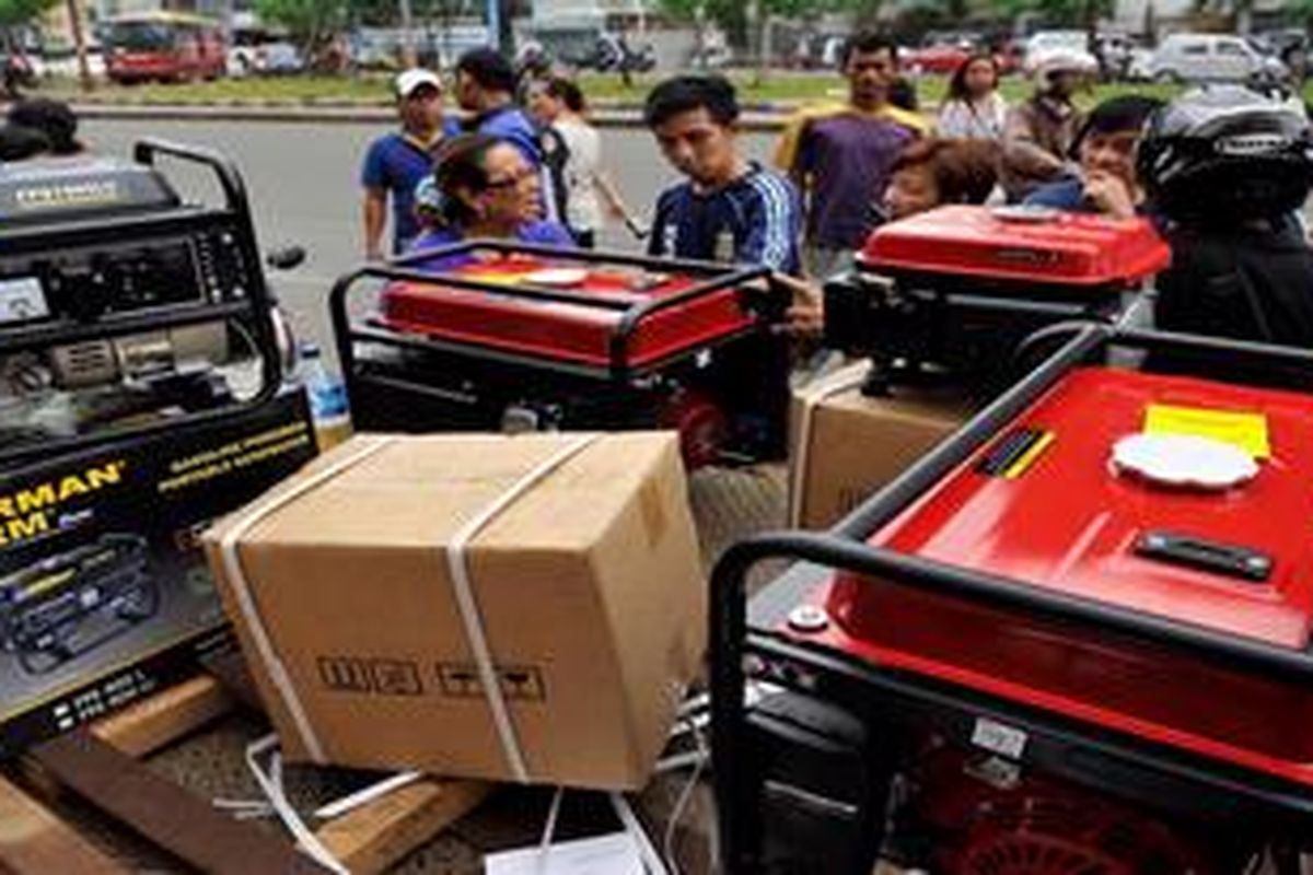 Pedagang genset di Jalan Hayam Wuruk, Jakarta, diserbu pembeli, Minggu (20/1/2013). Belum pulihnya aliran listrik ke perumahan karena banjir membuat masyarakat berburu mesin pembangkit listrik ini.
