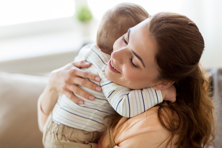 Ilustrasi pelukan orangtua pada bayi. Ilmuwan Jepang meneliti rahasia pelukan sempurna untuk bayi yang bermanfaat bagi tumbuh kembangnya.