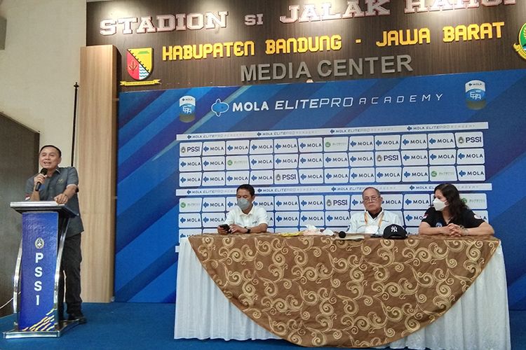 Ketua Umum PSSI Mochamad Iriawan (kiri) berbicara di atas podium dalam sesi konferensi pers di sela pertandingan final Elite Pro Academy (EPA) 2021 di Stadion Si Jalak Harupat, Kabupaten Bandung, Kamis (25/11/2021).