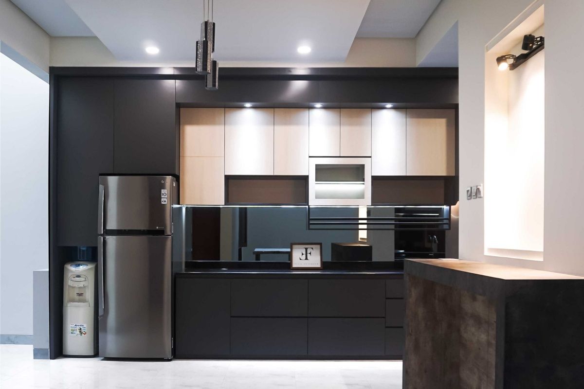 Desain dapur modern warna hitam berpadu cokelat muda, karya Flux Interior 