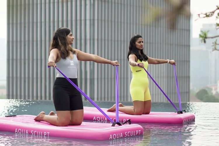 Pengalaman floating yoga bersama dengan Soulace Jakarta. Floating yoga termasuk olahraga unik di atas air yang menantang keseimbangan tubuh sekaligus memberi kesenangan. Simak manfaat dan biayanya.