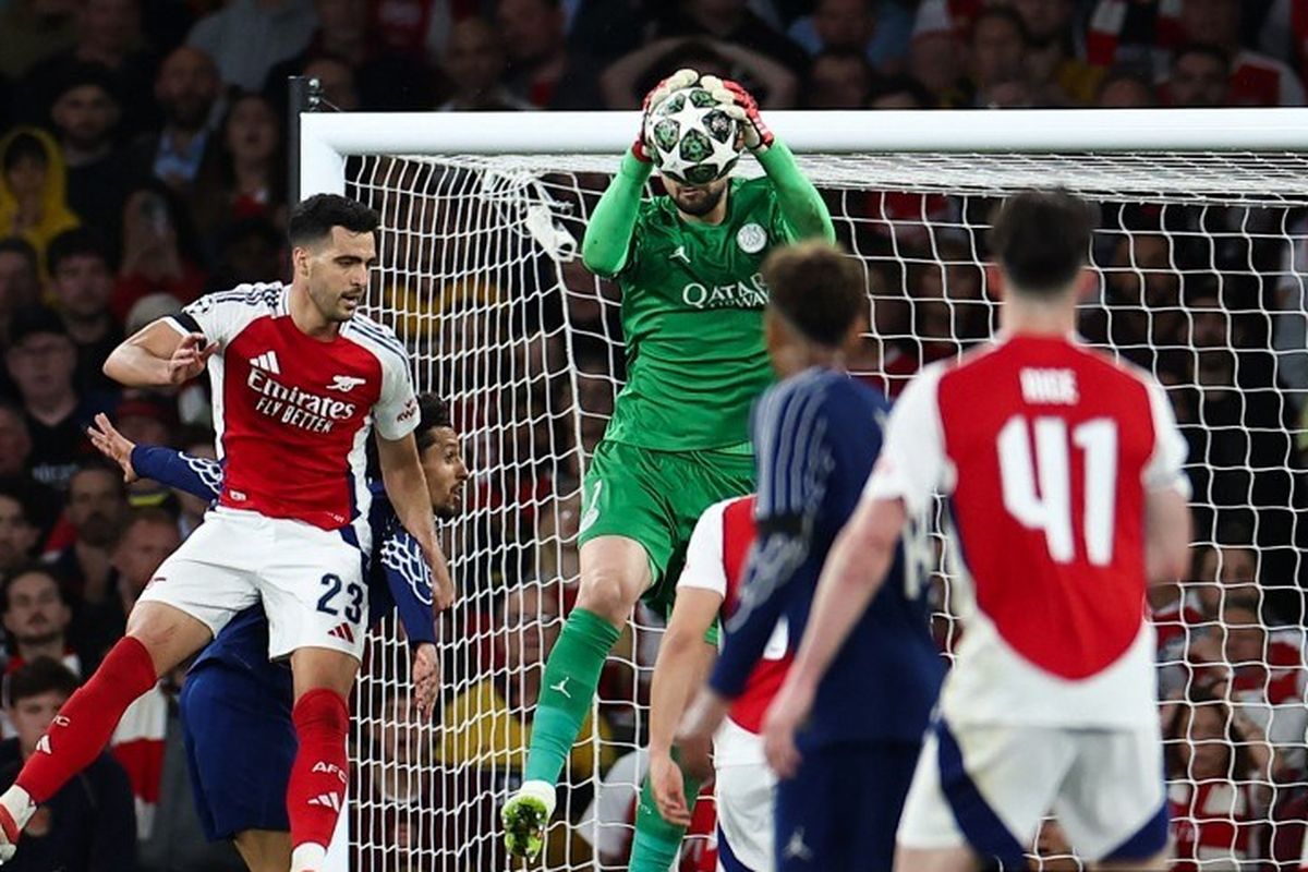 Gianluigi Donnarumma melompat untuk memetik bola dalam pertandingan leg pertama semifinal Liga Champions antara Arsenal vs PSG di Stadion Emirates di London utara, pada 29 April 2025. (Photo by FRANCK FIFE / AFP)