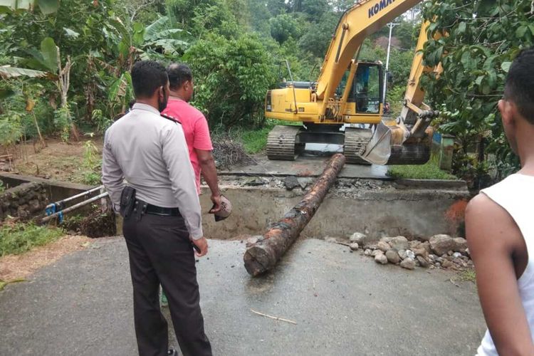 Sebuha jembatan penghubung antardesa di Desa Negeri Lima, Kecamatan Leihitu, Kabupaten Maluku Tengah ambruk, Senin (13/7/2020)