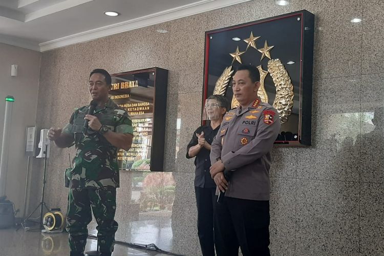Panglima TNI Andika Persada dan Kapolri Listyo Sigit memberikan keterangan pers di Mabes Polri, Selasa (23/11/2021).