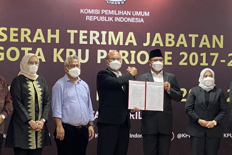 Tujuh anggota Komisi Pemilihan Umum (KPU) periode 2022-2027 menjalani serah terima jabatan (sertijab) di Kantor KPU, Jakarta, Selasa (12/2/2022).