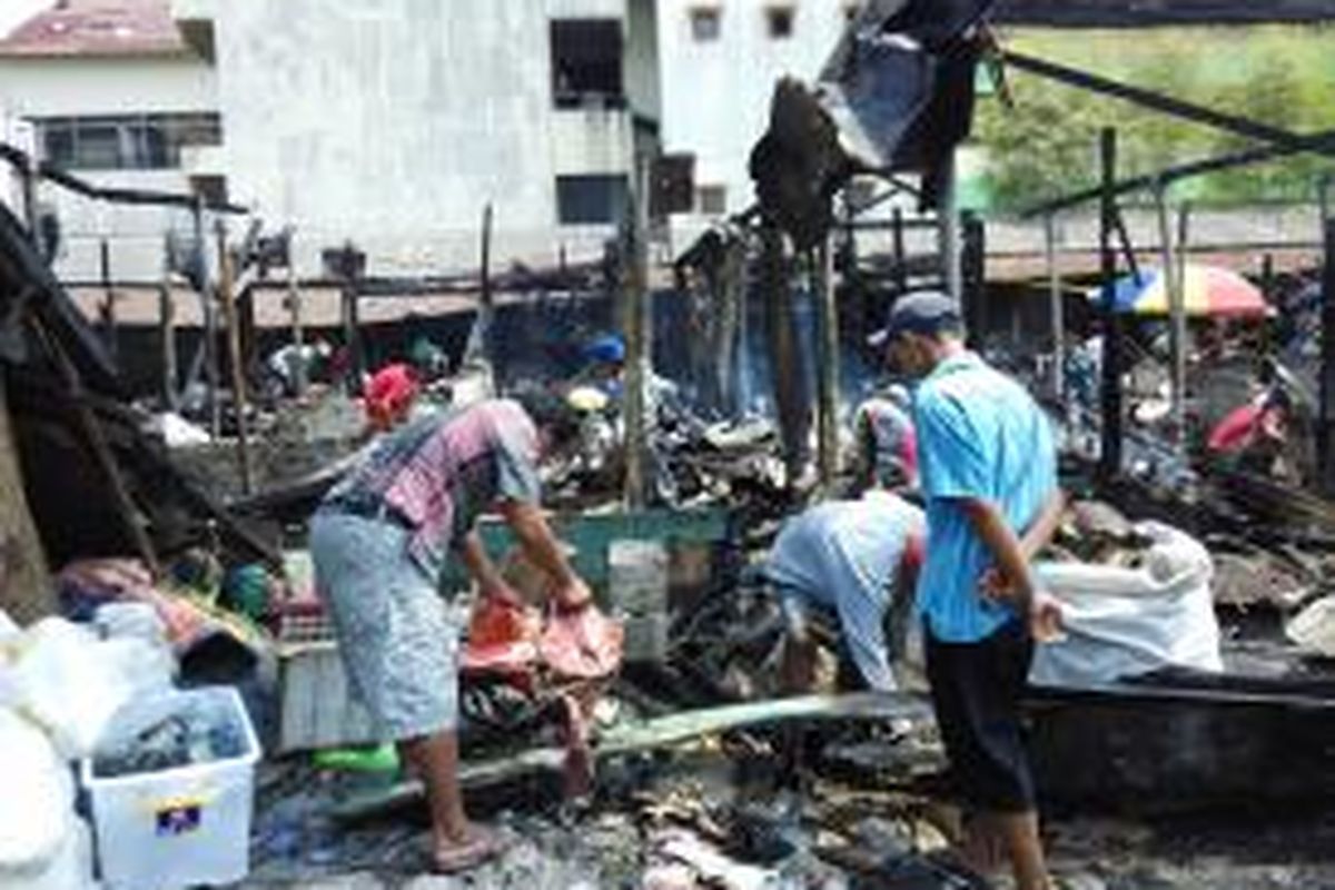 Puing sisa kebakaran Pasar Lontar menjadi incaran warga sekitar, Senin (12/10)