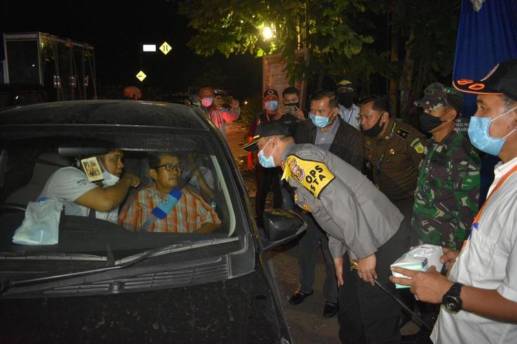 Wali Kota Pekanbaru, Firdaus dan Kapolresta Pekanbaru Kombes Pol Nandang Mumin Wijaya menemukan salah satu pengendara mobil yang tidak menjaga jarak antar penumpang, saat melakukan sidak PSBB di Kota Pekanbaru, Riau, Rabu (20/5/2020) malam.