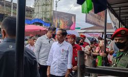Kunjungi Pasar Baturiti Bali, Jokowi Bagi-bagi BLT, Sembako, dan Borong Buah Lemon