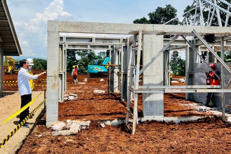 Presiden Joko Widodo meninjau langsung progres pembangunan rumah tahan gempa di Desa Sirnagalih, Kecamatan Cilaku, Kabupaten Cianjur, pada Senin (05/12/2022).