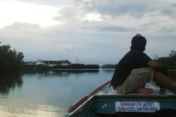Suatu sore di galangan kapal di tengah hutan bakau Sungai Somber, Balikpapan, Kalimantan Timur.