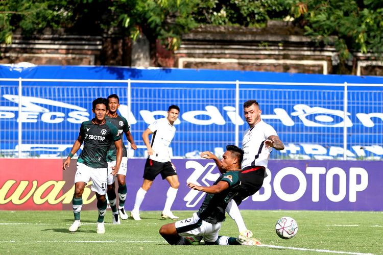 Aksi penyerang Persipura berkebangsaan Ukraina, Yevhen Bokhashvili, dalam laga Liga 1 2021-2022 kontra Persikabo di Stadion I Gusti Ngurah Rai, Bali, 5 Maret 2022. 