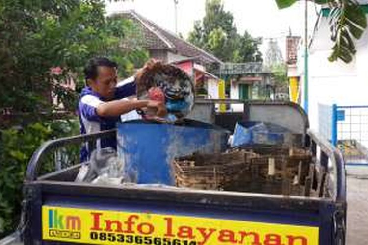 Fakhrur Rosyid, guru honorer di SDN Banjarimbo II Kecamatan Lumbang saat memungut sampah di sekitaran rumahnya di Desa Ranu Klindungan, Kecamatan Grati, Kabupaten Pasuruan, Jawa Timur, Rabu (27/4/2016). Selain menjadi guru honorer, Fakhrur Rosyidi juga menjadi tukang sampang untuk menambah penghasilan.