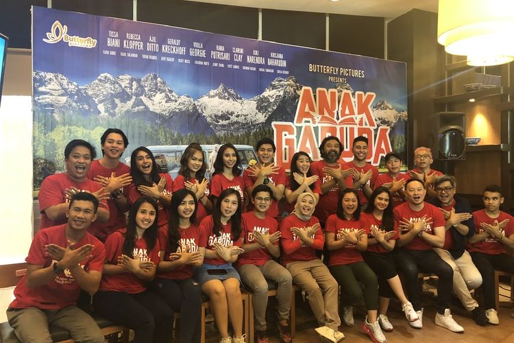 Jajaran pemain dan pihak yang membantu Film Anak Garuda saat dijumpai di kawasan Epicentrum Kuningan, Jakarta Selatan, Senin (13/1/2020). 