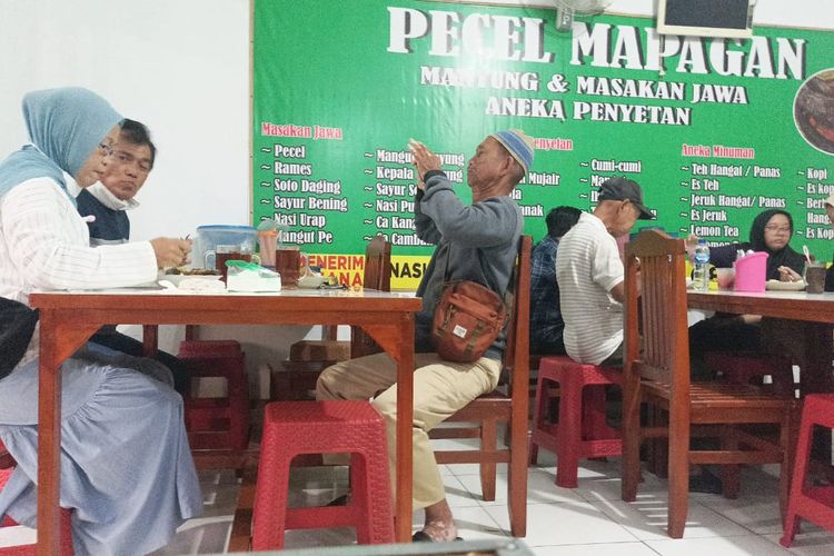 Pengunjung menikmati sajian aneka menu di Rumah Makan Pecel Mapagan