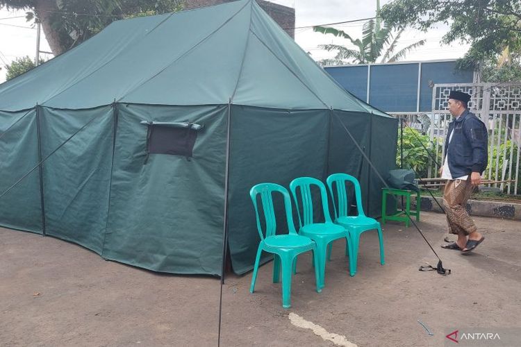 Warga di Desa Pasir Goong, Kecamatan Cilaku, Kabupaten Cianjur, Jawa Barat, berinisiatif mendirikan tempat khusus yang diperuntukan bagi aktivitas pasangan suami istri, yang diberi nama tenda sakinah. 
