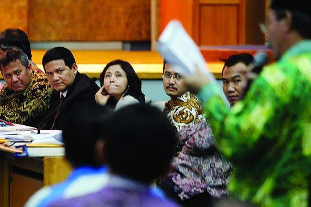 Anggota Komisi Pemilihan Umum   menyimak keterangan dari pihak partai politik dalam sidang dugaan pelanggaran kode etik KPU yang digelar Majelis Dewan Kehormatan Penyelenggara Pemilu  di Gedung Badan Pengkajian dan Penerapan Teknologi, Jakarta, Selasa (13/11). Sidang tersebut menghadirkan Sekretariat Jenderal KPU sebagai pihak terkait.