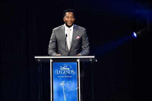 Penuh Haru, Keluarga Chadwick Boseman Terima Disney Legends Awards