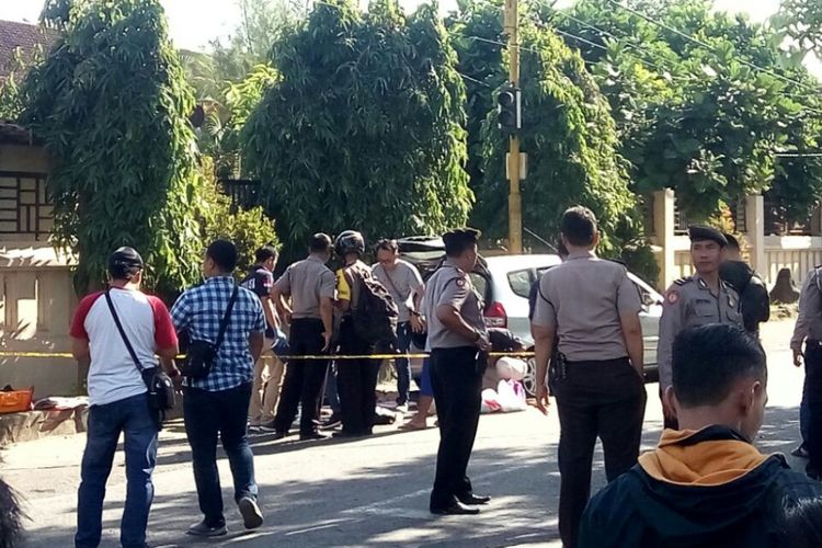 Sejumlah anggota polisi mengamankan lokasi pemberhentian pengemudi wanita yang melaju kencang menggunakan Honda Jazz warna silver di jalan Kebon Agung, Margomulyo, Seyegan, Sleman atau tepatnya di depan SMP Negeri 1 Seyegan, Selasa (3/7/2018). 