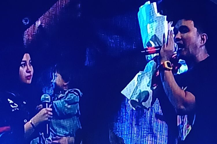 Istri penyanyi Aldi Taher, Salsabillih menggendong anaknya, Putri Salju Alusha naik ke panggung untuk memberikan buket bunga kepada sang suami saat konser Tribute to Coldplay, di Bengkel Space SCBD, Jakarta Selatan, Senin (3/7/2023).