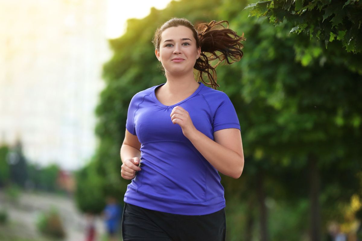 Jogging atau berlari bisa membantu membakar lemak dan menurunkan berat badan.