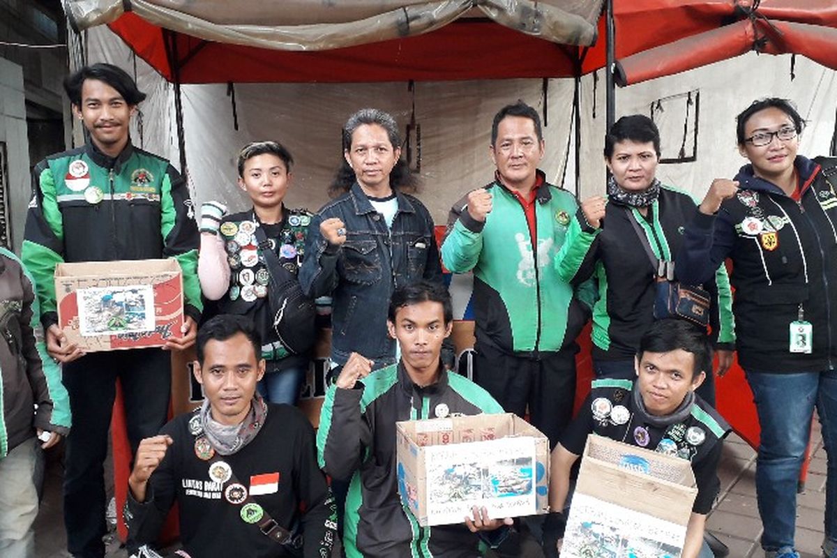 Komunitas ojek online Komando Lintas Barat menggalang dana untuk koeban longsong Brebes di perempatan Tambora, Jakarta Barat pada Senin (5/3/2018).