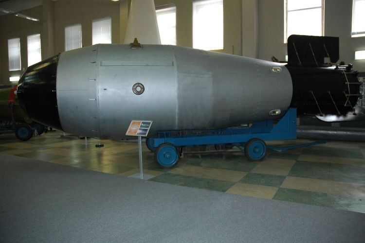 Replika Tsar Bomba, bom nuklir terbesar milik Uni Soviet. Bom hidrogen dan merupakan jenis senjata nuklir terbesar yang pernah diledakkan dengan kekuatan mencapai 50 megaton.