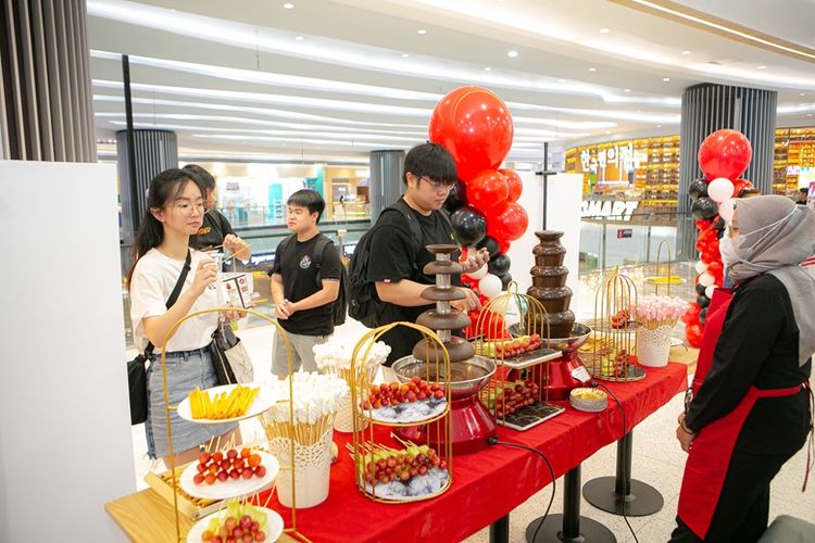 Para pengunjung yang hadir di pembukaan gerai 4Fingers Crispy Chicken 