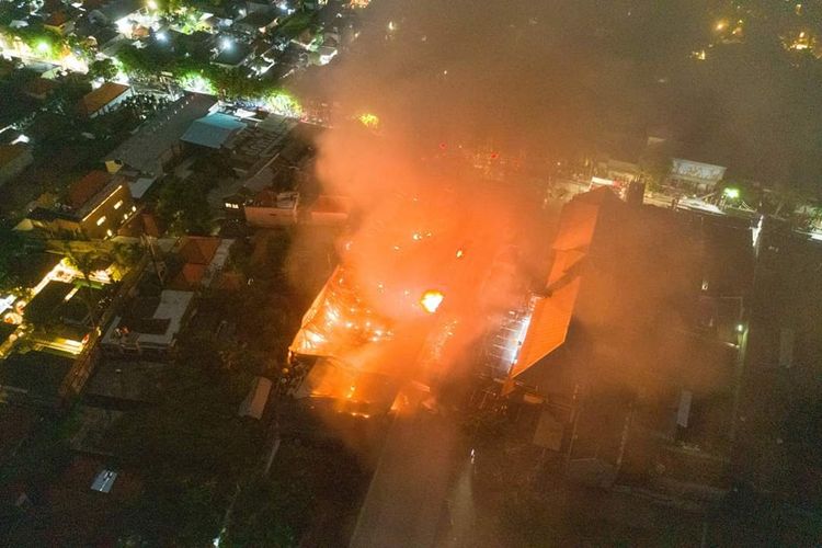 Kebakaran Supermarket Bintang, di Seminyak, Badung, Bali, Kamis (16/1/2020).