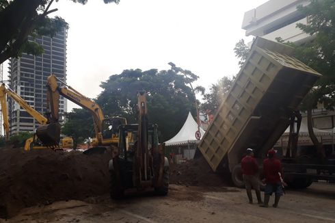 Dump Truk dan Alat Berat Dikerahkan untuk Normalisasi Jalan Raya Gubeng Surabaya