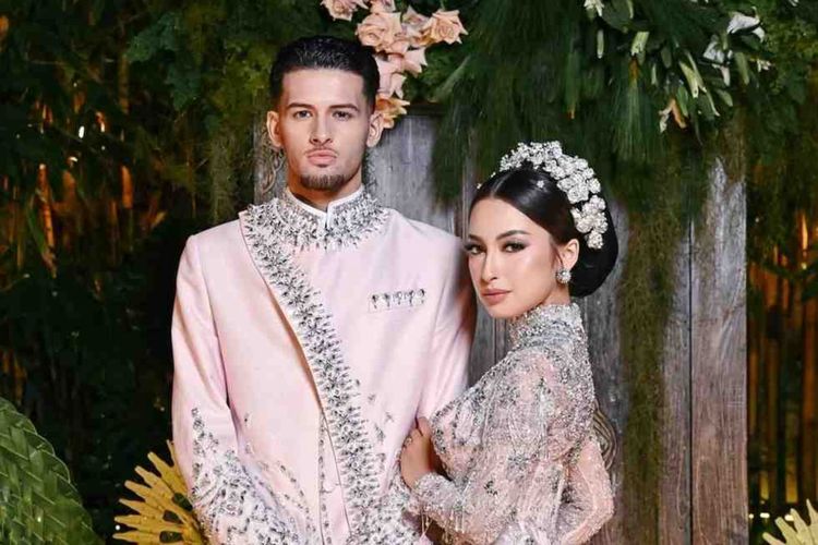 7 Gaya Resepsi Adat Bali Jennifer Coppen dan Justin Hubner, Serba Pink