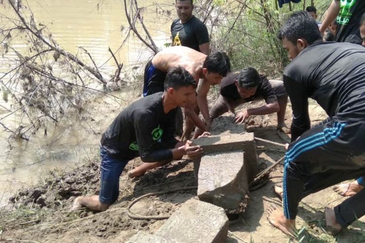 Tim peneliti dan masyarakat menarik batu nisan masa kerajaan Samudera Pasai diangkat dari dasar krueng (sungai) Pase, di Desa Murong, Kecamatan Samudera, Kabupaten Aceh Utara, Minggu (3/3/2019).