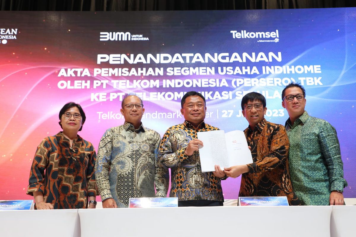 (kiri-kanan) Direktur Enterprise & Business Service Telkom FM Venusiana R, Direktur Keuangan dan Manajemen Risiko Telkom Heri Supriadi, Direktur Utama Telkom Ririek Adriansyah, Direktur Utama Telkomsel Hendri Mulya Syam, dan Direktur Sales Telkomsel Adiwinahyu B. Sigit dalam acara penandatanganan penggabungan Indihome ke Telkomsel, Senin (26/6/2023)