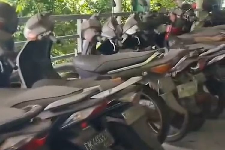 Sebanyak 100 sepeda motor terbengkalai karena ditinggal pemiliknya di lantai III gedung parkir Bandara Internasional I Gusti Ngurah Rai, Bali. /dok. tanggapan layar video di Instagram