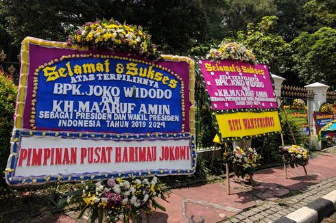 Puluhan Karangan Bunga untuk Jokowi-Ma'ruf Terpasang di Depan Istana Merdeka