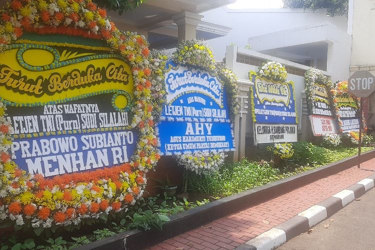 Karangan bunga dari sejumlah tokoh berjejer di sekitar rumah duka mantan Menteri Sekretaris Negara Sudi Silalahi di kawasan Jatiwarna, Bekasi, Selasa (26/10/2021).