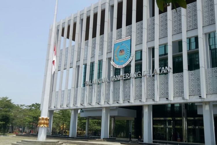 Pemerintahan Kota Tangerang Selatan turut mengibarkan bendera setengah tiang sebagai simbol duka cita atas meninggalnya Presiden RI ke-3 Bacharudin Jusuf Habibie pada Kamis (11/9/2019) kemarin. 