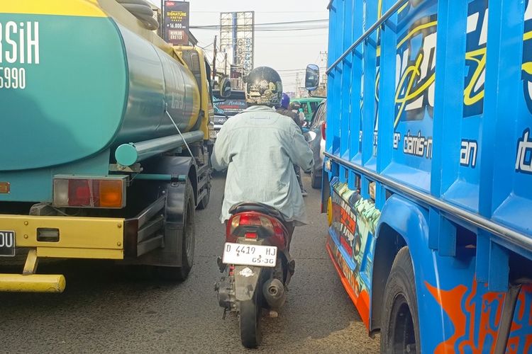 Suasana kemacetan di Jalan Raya Bojongsoang, Kabupaten Bandung, Jawa Barat, Jumat (20/6/2025)